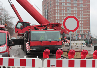 Straßenabsperrung bei Kranarbeiten